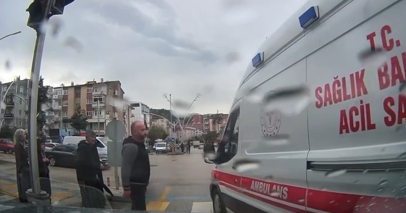 ambulansa-yol-acmak-icin-araclarindan-inip-surucuyu-uyardi