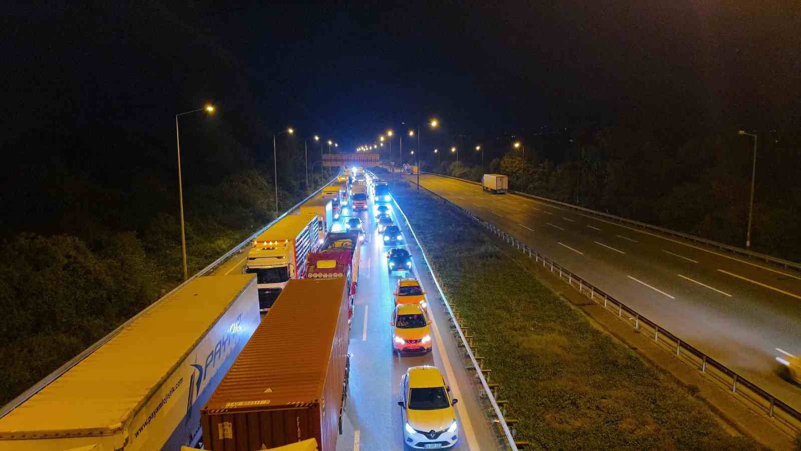 anadolu-otoyolu-duzce-kesiminde-kimyasal-yuklu-tir-devrildi-istanbul-yonu-trafige-kapandi