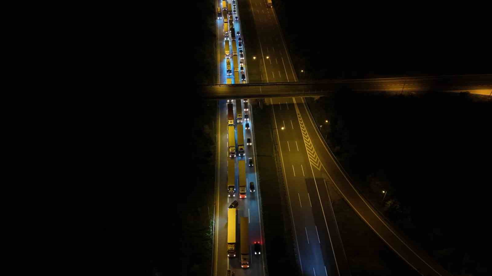 anadolu-otoyolu-duzce-kesiminde-kimyasal-yuklu-tir-devrildi-istanbul-yonu-trafige-kapandi