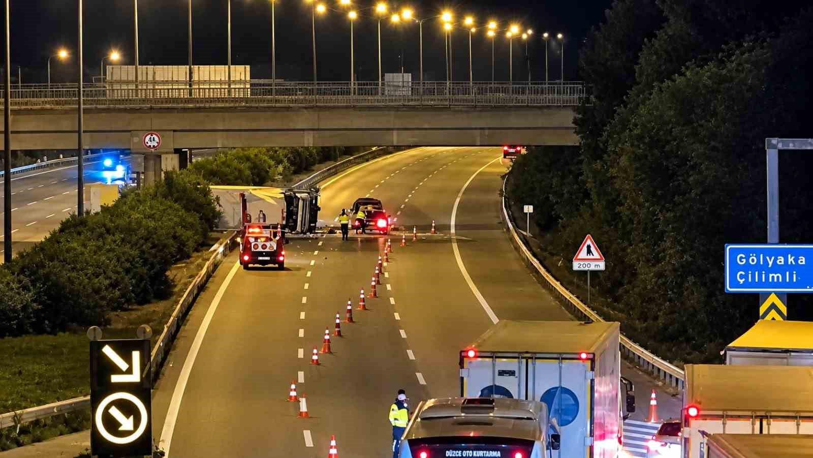 anadolu-otoyolu-duzce-kesiminde-kimyasal-yuklu-tir-devrildi-istanbul-yonu-trafige-kapandi