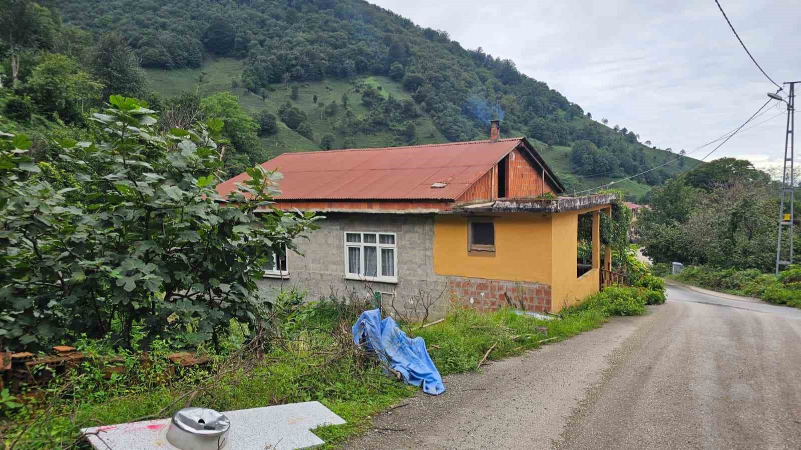 artvinde-iki-katli-evin-altindan-cikan-su-gorenleri-saskina-ceviriyor