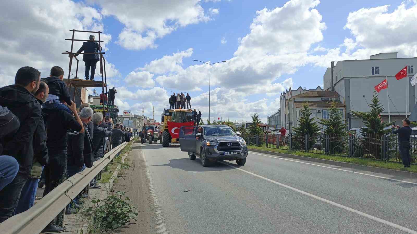 bafrada-celtik-ureticilerinden-600-traktorlu-konvoy