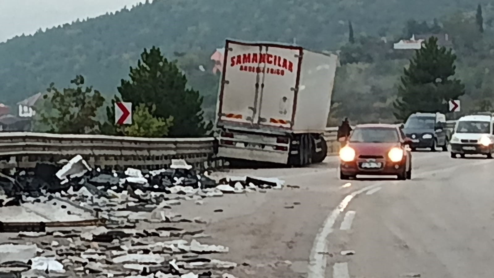 balik-yuklu-kamyon-devrildi-1-olu