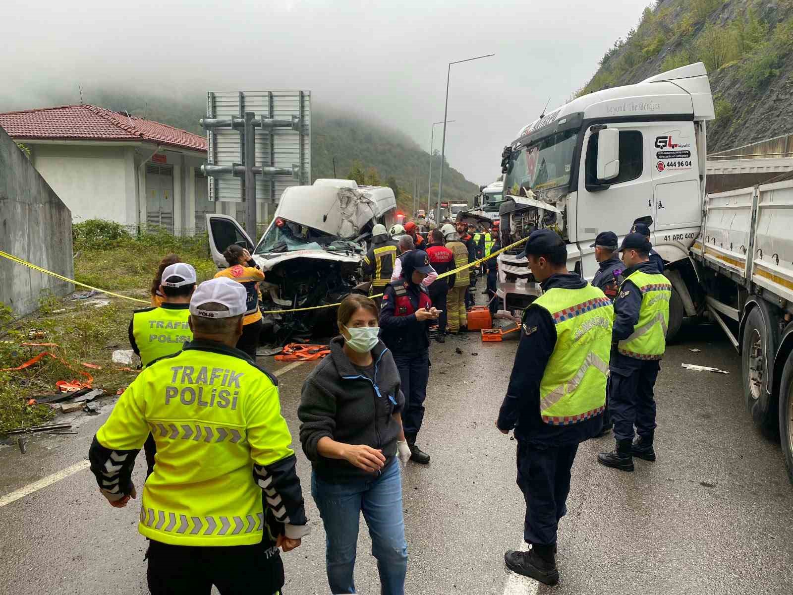bartin-karabuk-yolunda-tir-ile-minibus-carpisti-1-olu-11-yarali