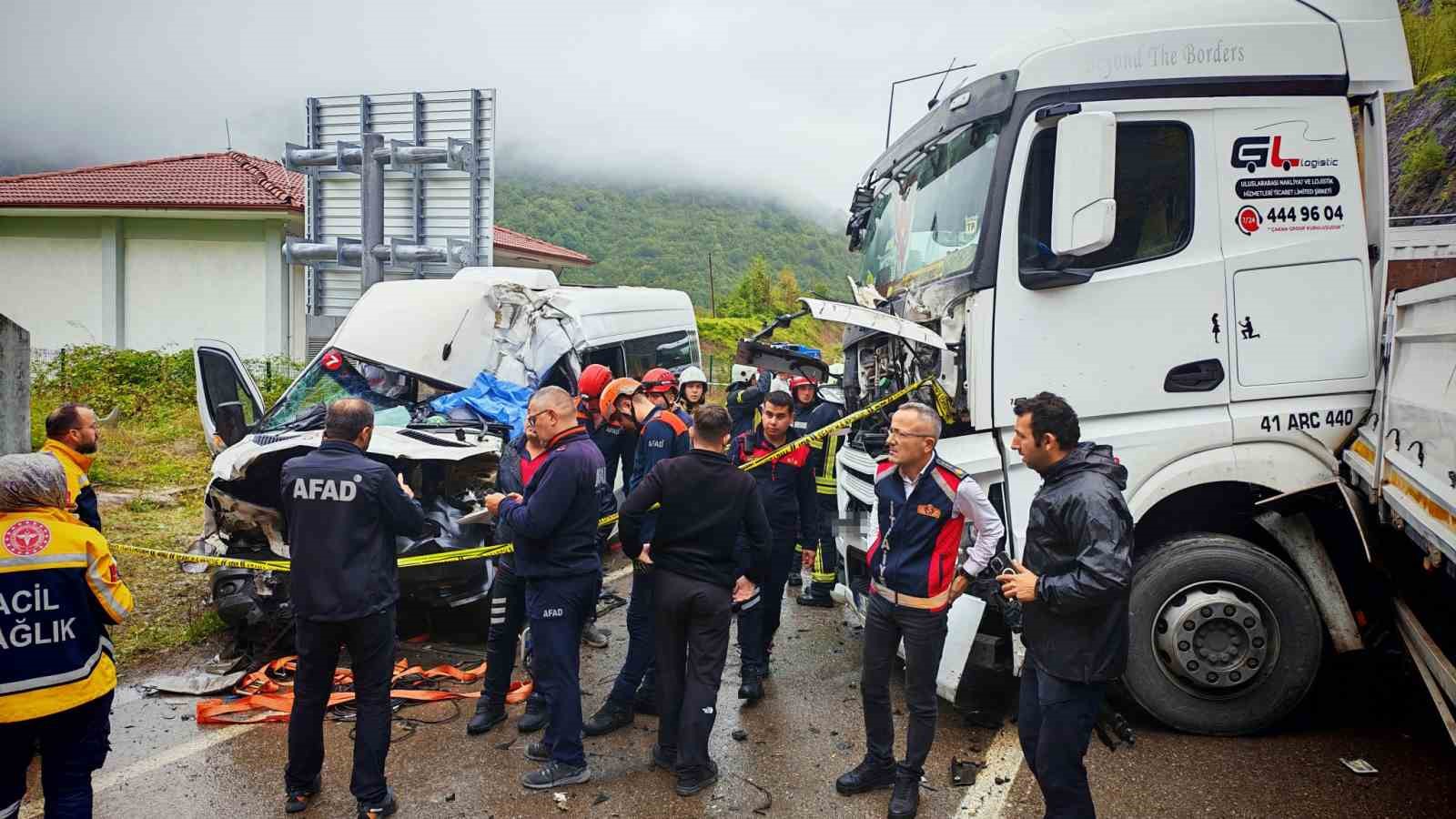 bartin-karabuk-yolunda-tir-ile-minibus-carpisti-1-olu-11-yarali