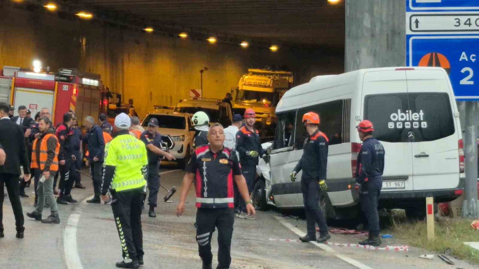 bartin-karabuk-yolunda-tir-ile-minibus-carpisti-1-olu-11-yarali