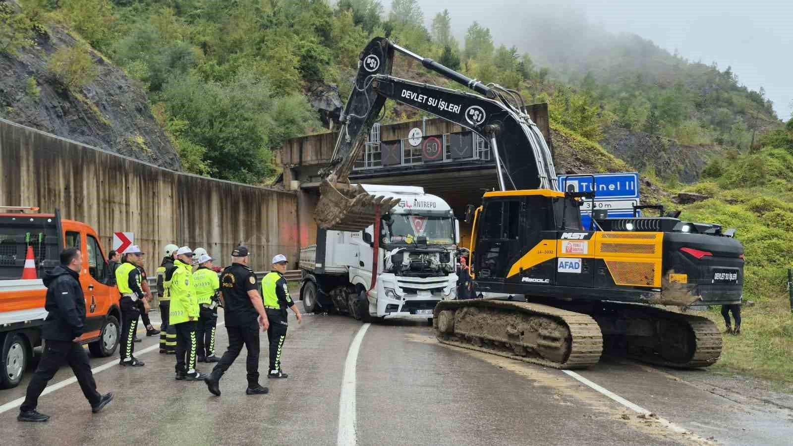 bartin-karabuk-yolunda-tir-ile-minibus-carpisti-1-olu-11-yarali