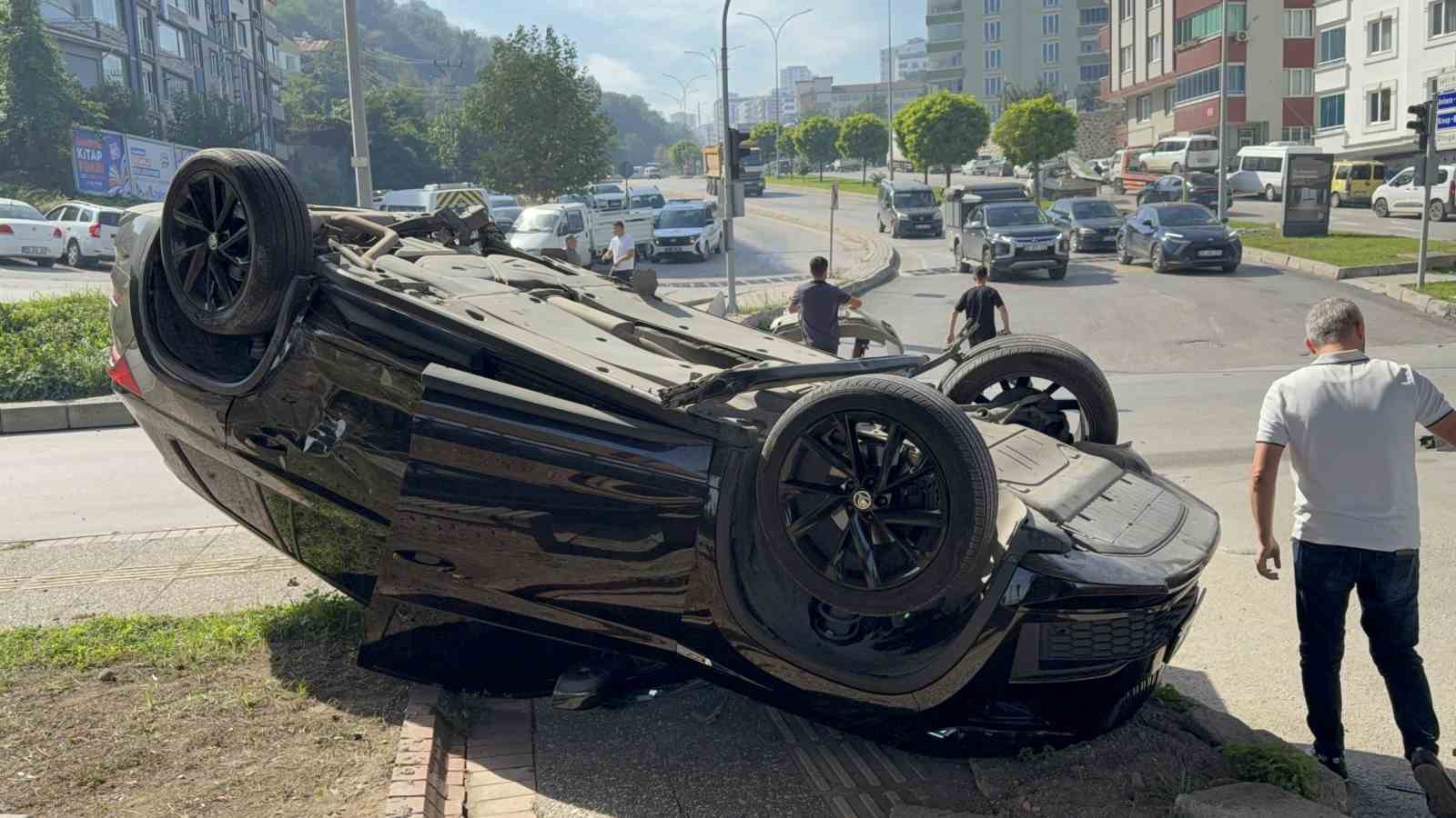 bir-saat-once-26-milyon-liraya-aldigi-otomobile-baska-arac-carpti-1-yarali