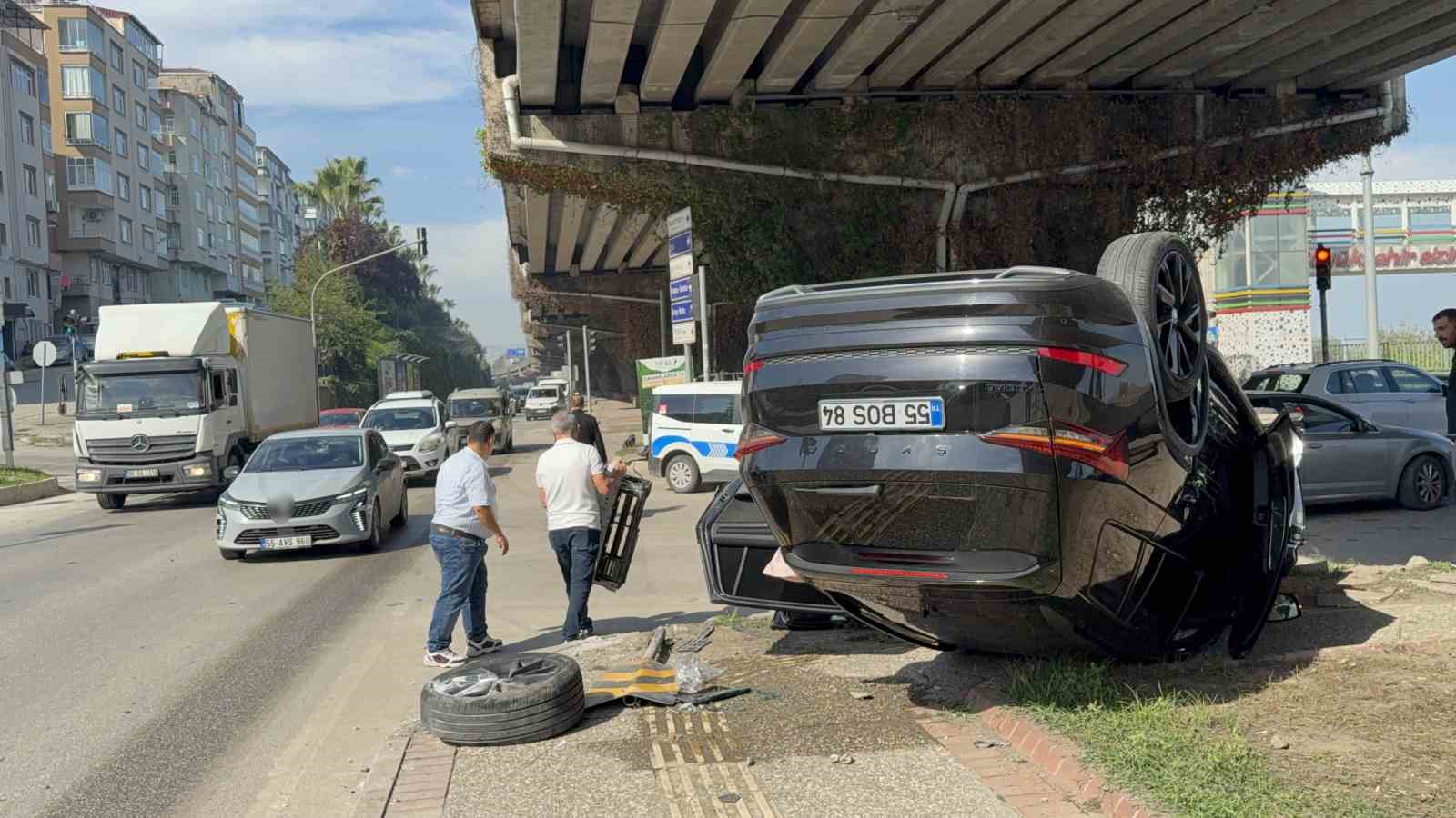 bir-saat-once-26-milyon-liraya-aldigi-otomobile-baska-arac-carpti-1-yarali