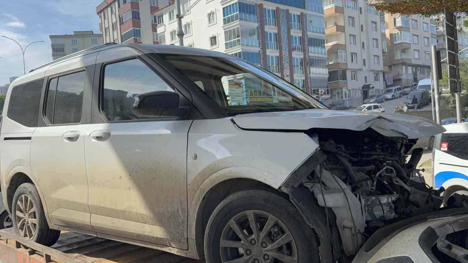bir-saat-once-26-milyon-liraya-aldigi-otomobile-baska-arac-carpti-1-yarali