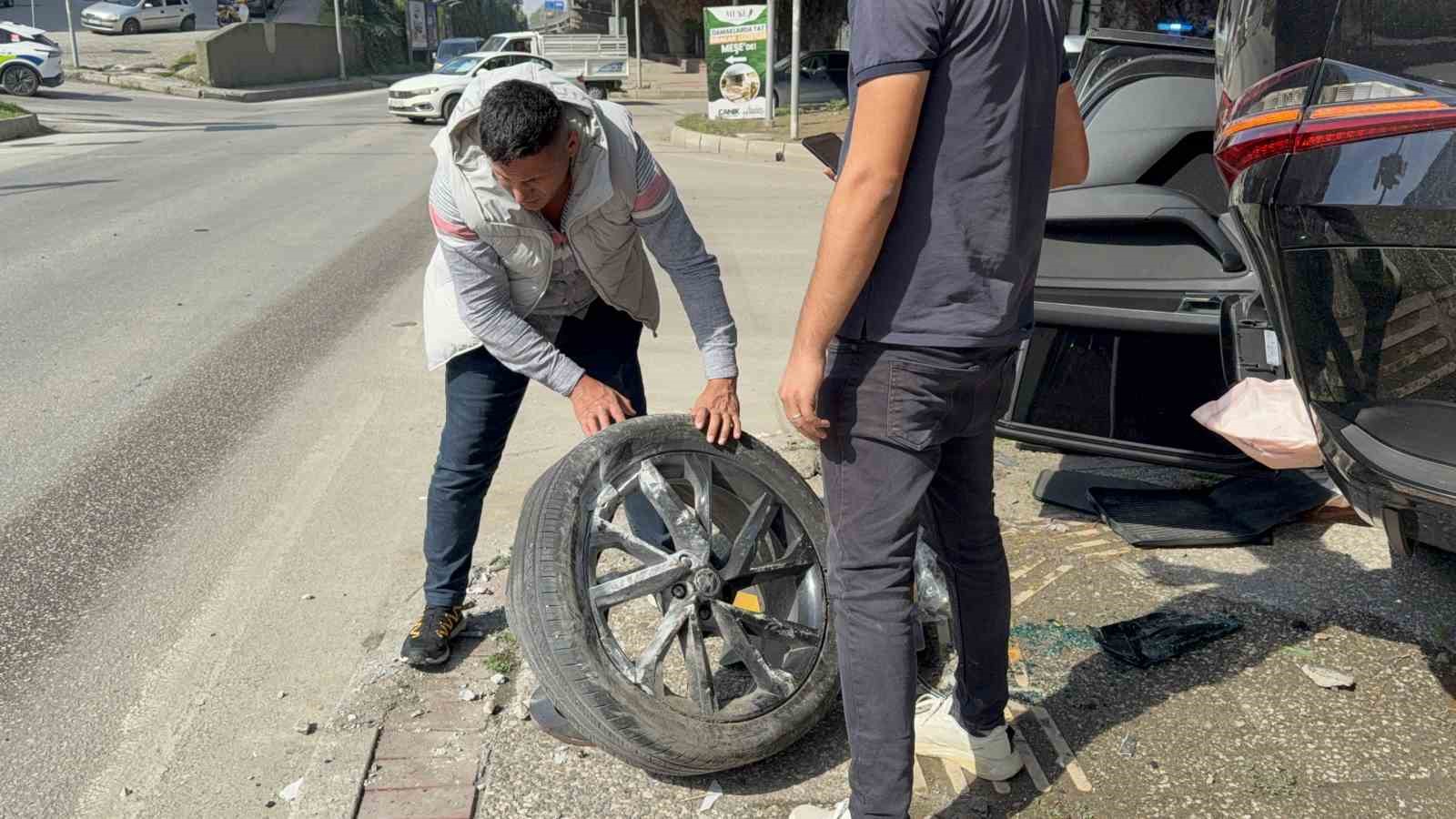 bir-saat-once-26-milyon-liraya-aldigi-otomobile-baska-arac-carpti-1-yarali
