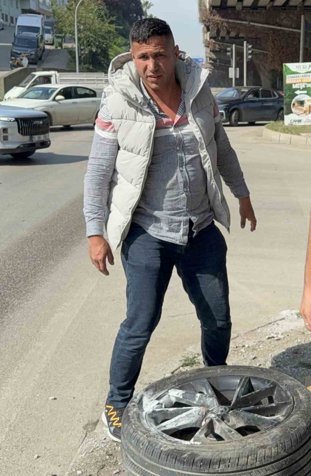 bir-saat-once-26-milyon-liraya-aldigi-otomobile-baska-arac-carpti-1-yarali