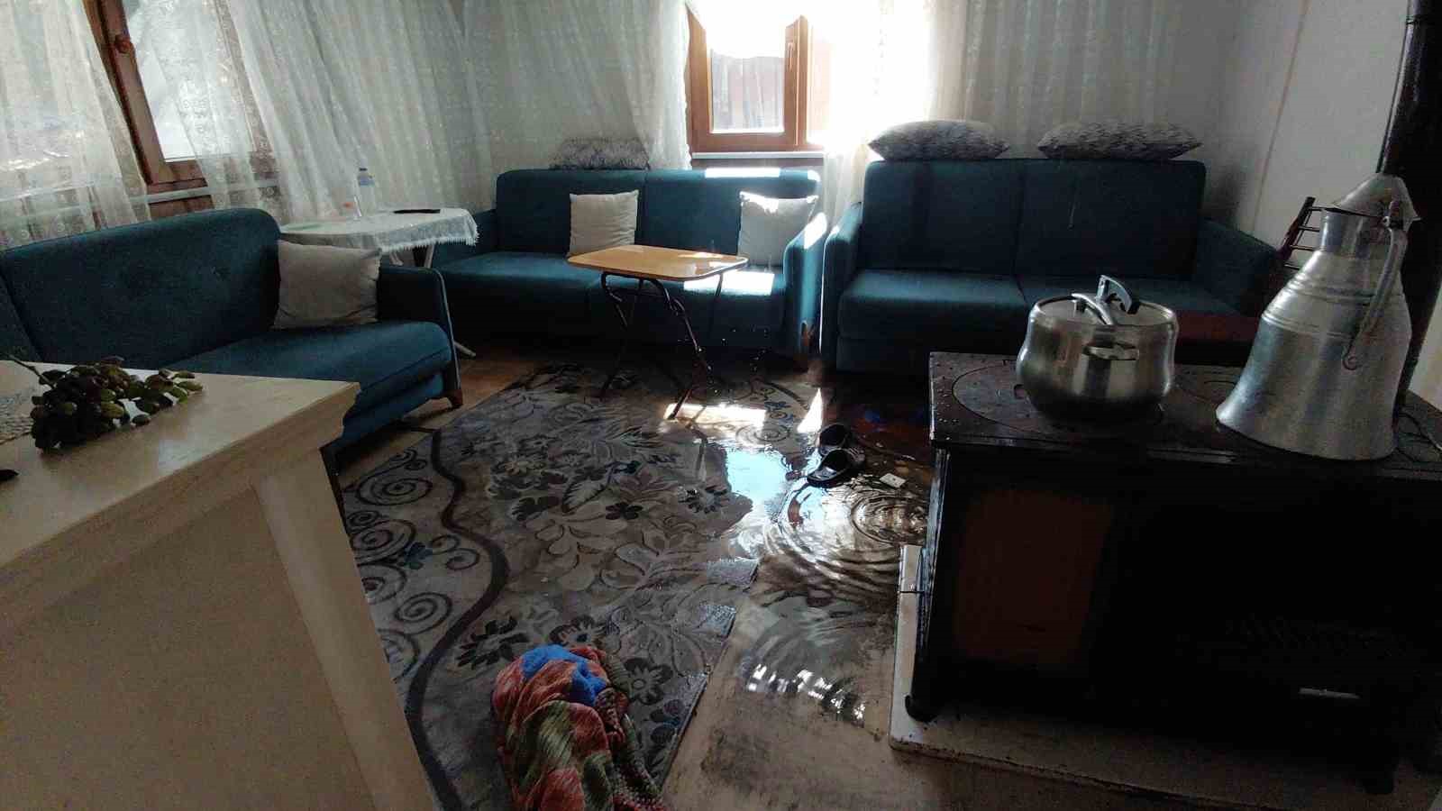 boluda-ahsap-evde-korkutan-yangin-koyluler-faciayi-onledi