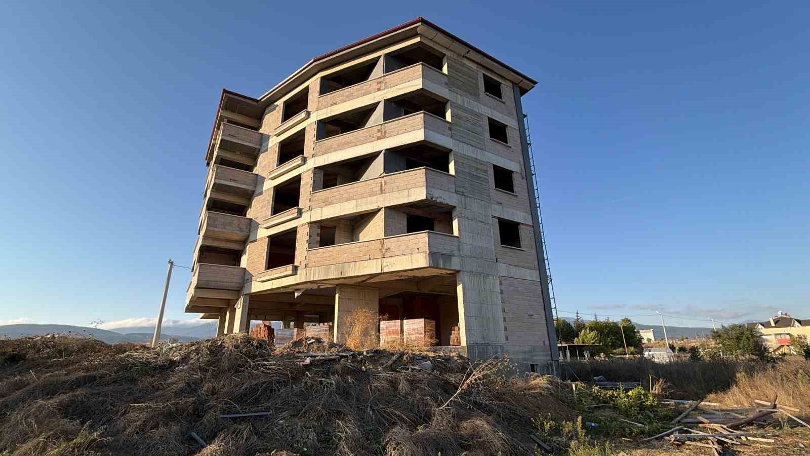 boluda-insaatin-5-katindan-dusen-isci-agir-yaralandi