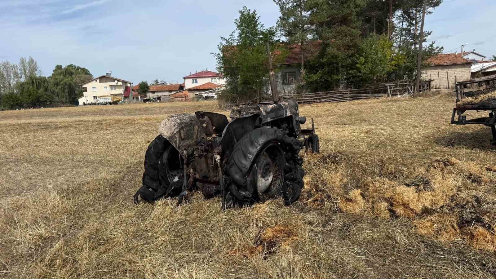 boluda-saman-balyalari-alev-alev-yandi-traktor-ve-romork-kullanilamaz-hale-geldi
