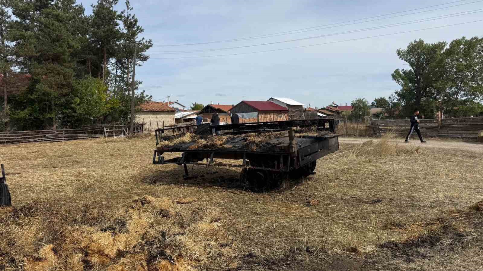 boluda-saman-balyalari-alev-alev-yandi-traktor-ve-romork-kullanilamaz-hale-geldi