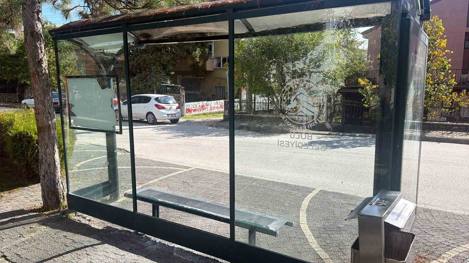 boluda-sehir-magandalari-otobus-duraginin-camini-kirdi