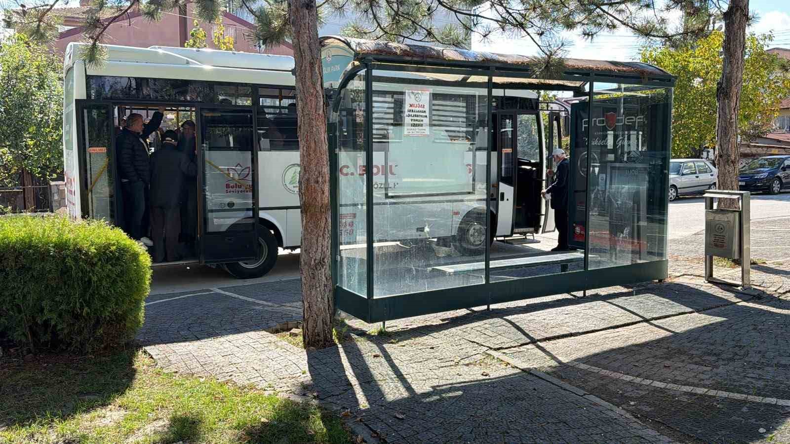 boluda-sehir-magandalari-otobus-duraginin-camini-kirdi