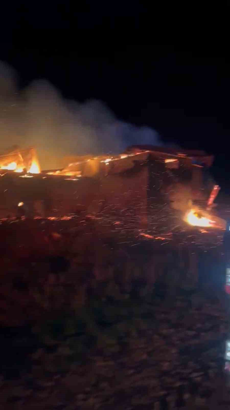 boluda-yanginda-yayla-evi-ahir-odunluk-ve-garaj-kule-dondu
