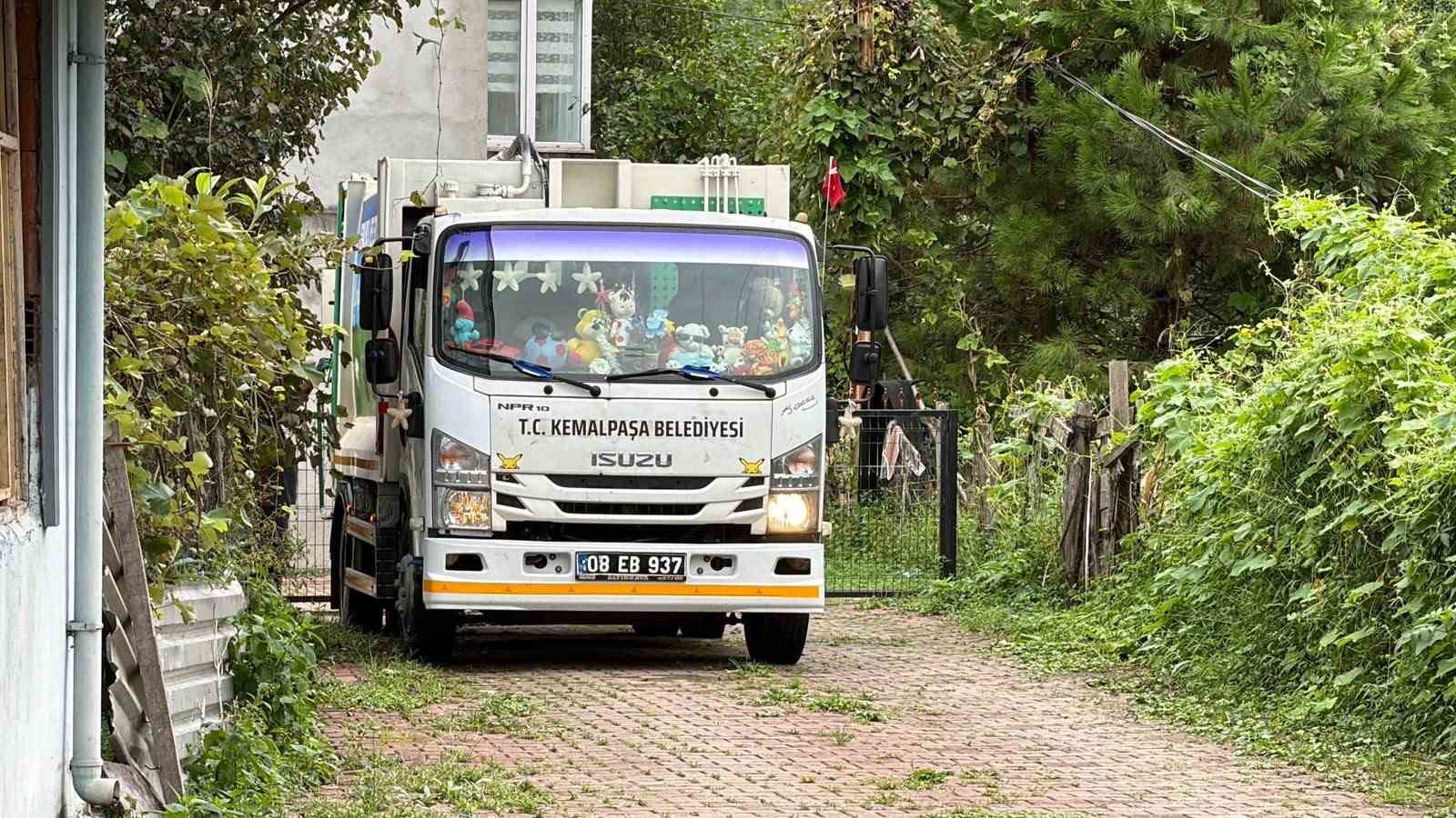 cocuklarin-kokuyor-diye-uzak-durdugu-cop-kamyonunu-oyuncaklarla-sevdiriyor