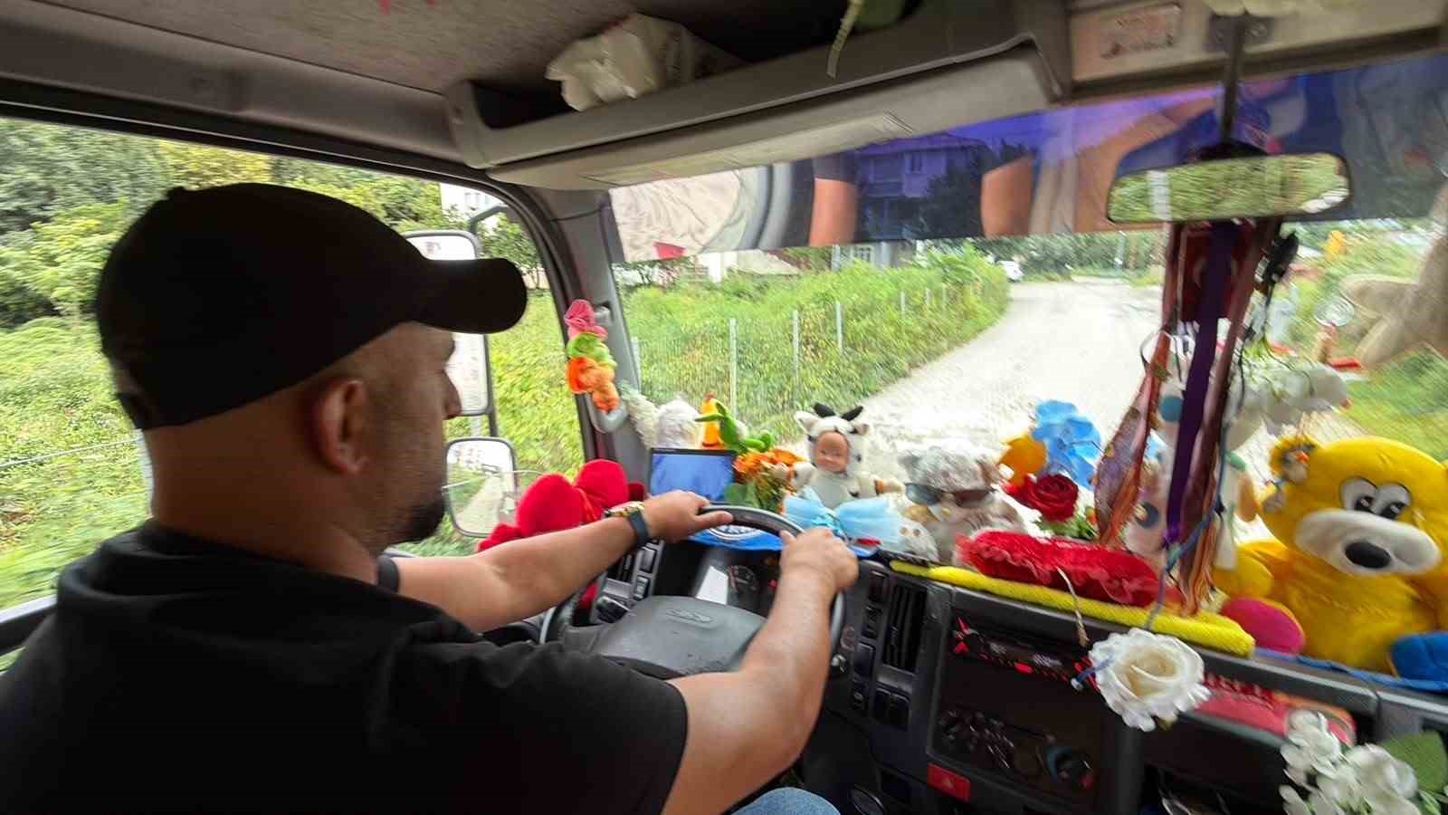 cocuklarin-kokuyor-diye-uzak-durdugu-cop-kamyonunu-oyuncaklarla-sevdiriyor