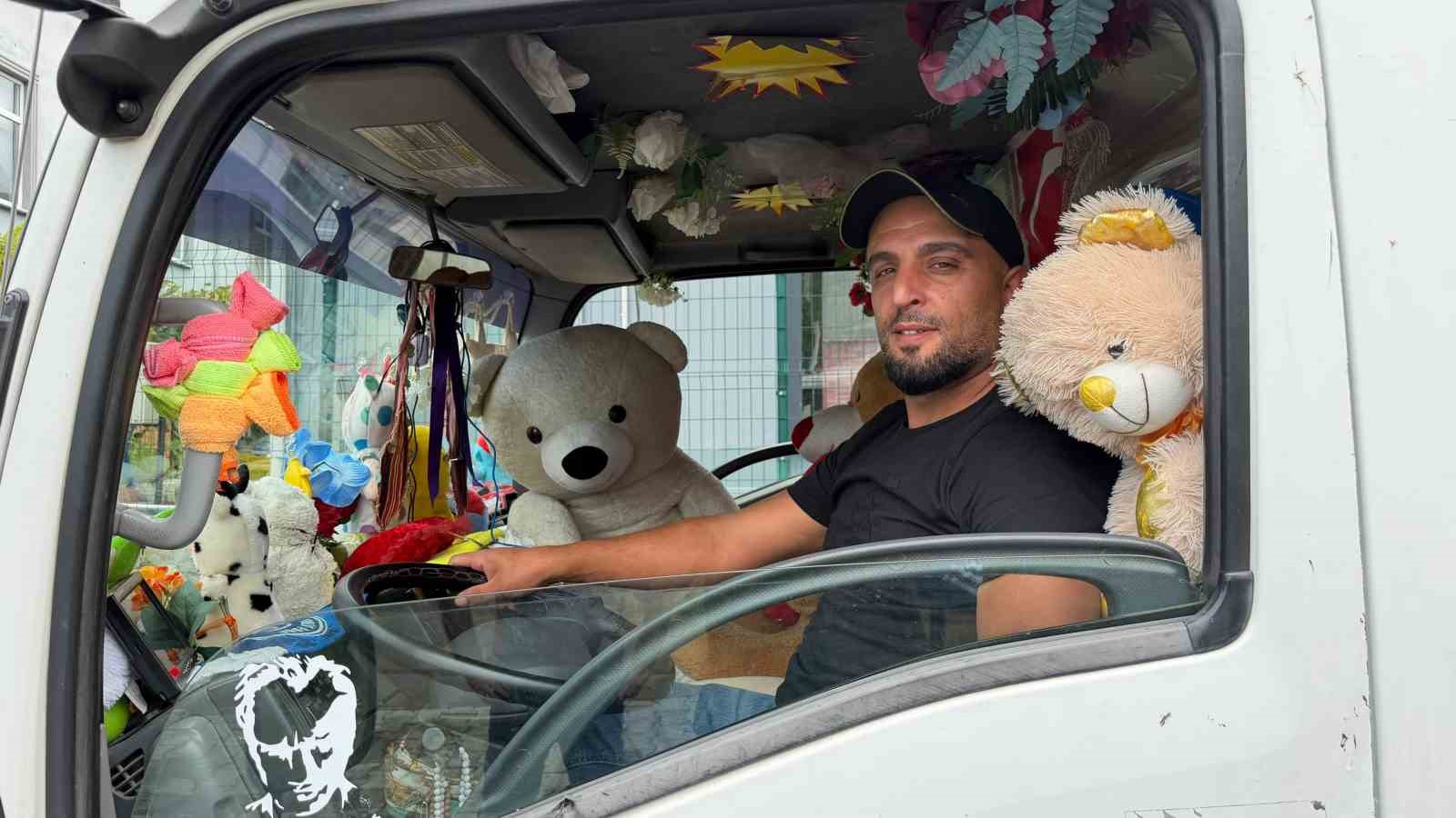 cocuklarin-kokuyor-diye-uzak-durdugu-cop-kamyonunu-oyuncaklarla-sevdiriyor