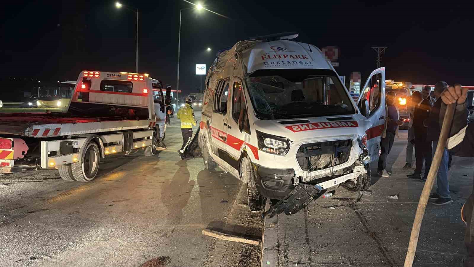 corumda-ambulans-ile-otomobil-carpisti-6-yarali