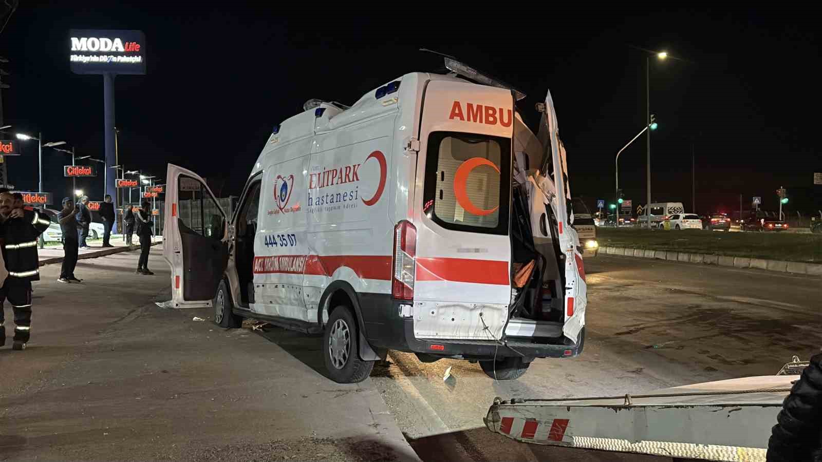 corumda-ambulans-ile-otomobil-carpisti-6-yarali