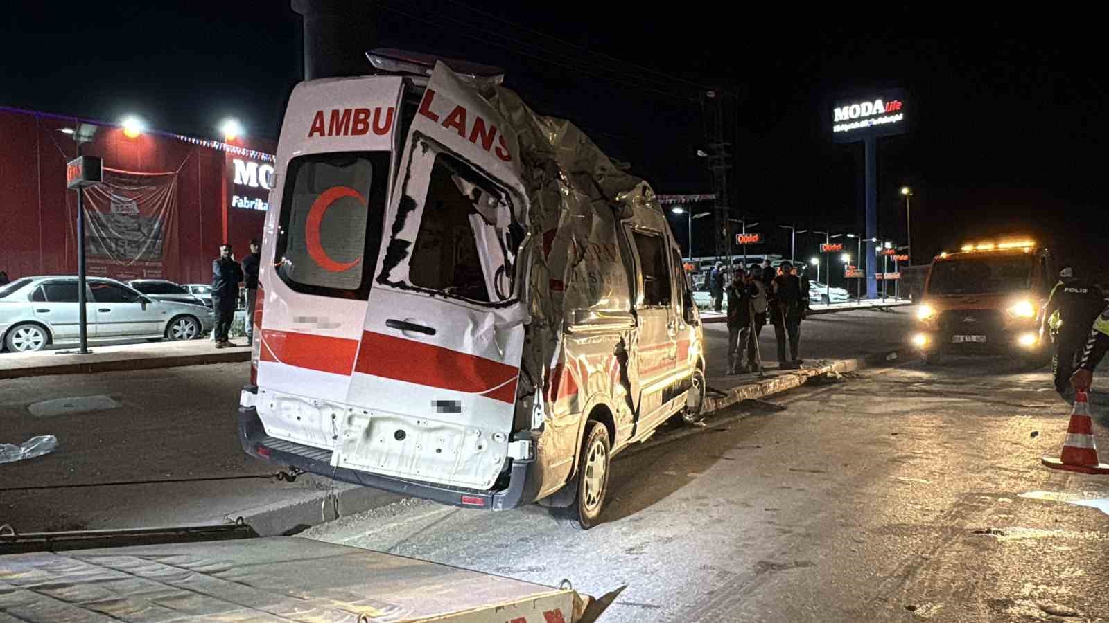 corumda-ambulans-ile-otomobil-carpisti-6-yarali