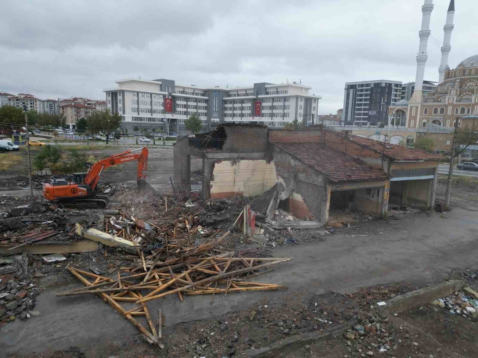 corumda-gencleri-bulusturacak-genc-park-projesi-cin-yikim-calismalari-suruyor