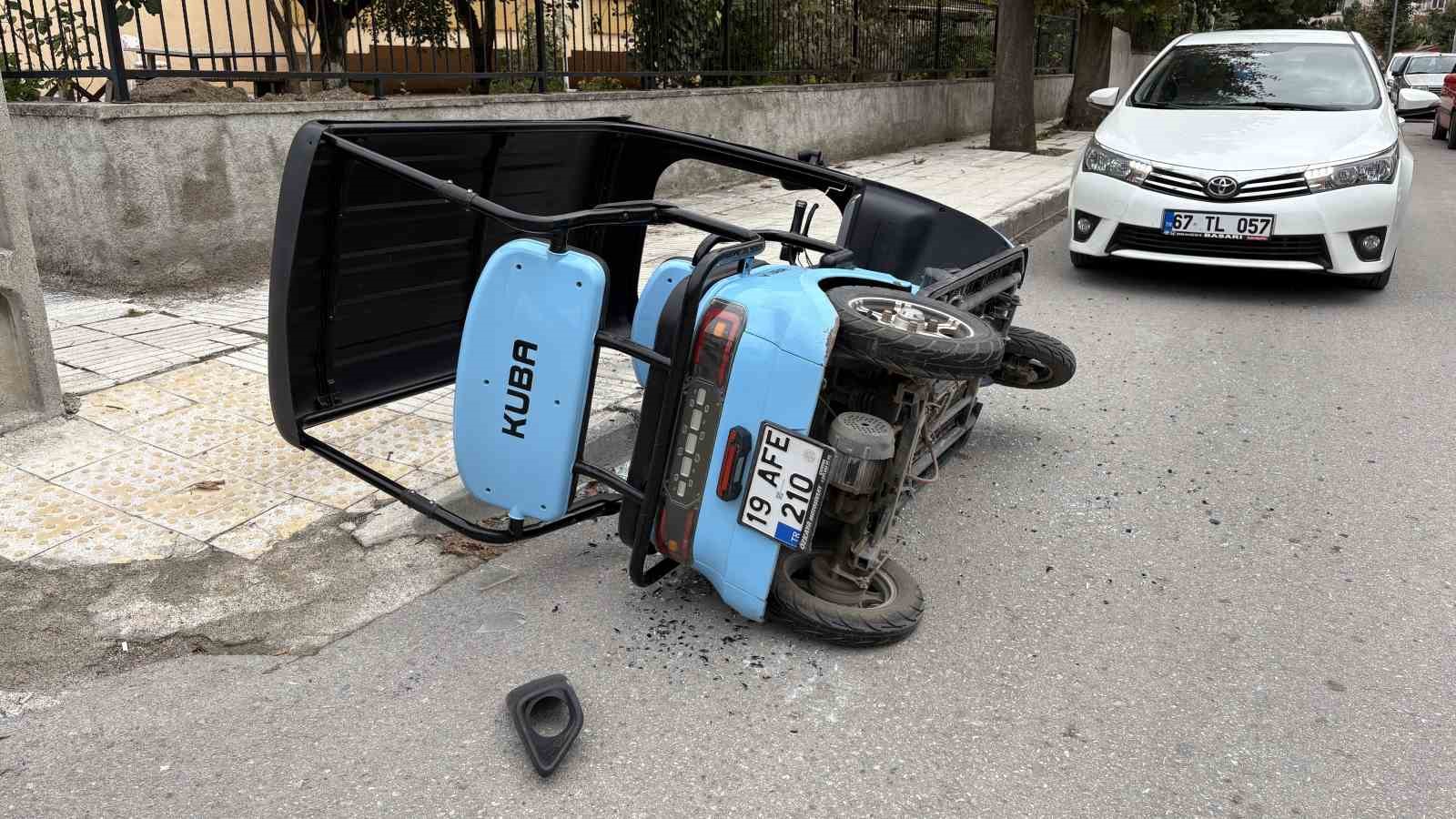 corumda-hafif-ticari-arac-ile-elektrikli-motosiklet-carpisti-1i-cocuk-2-yarali
