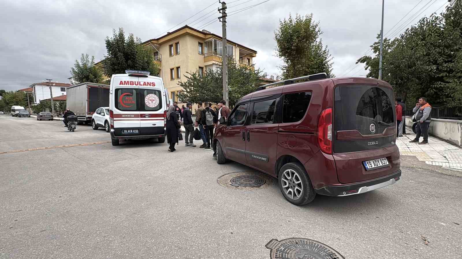 corumda-hafif-ticari-arac-ile-elektrikli-motosiklet-carpisti-1i-cocuk-2-yarali