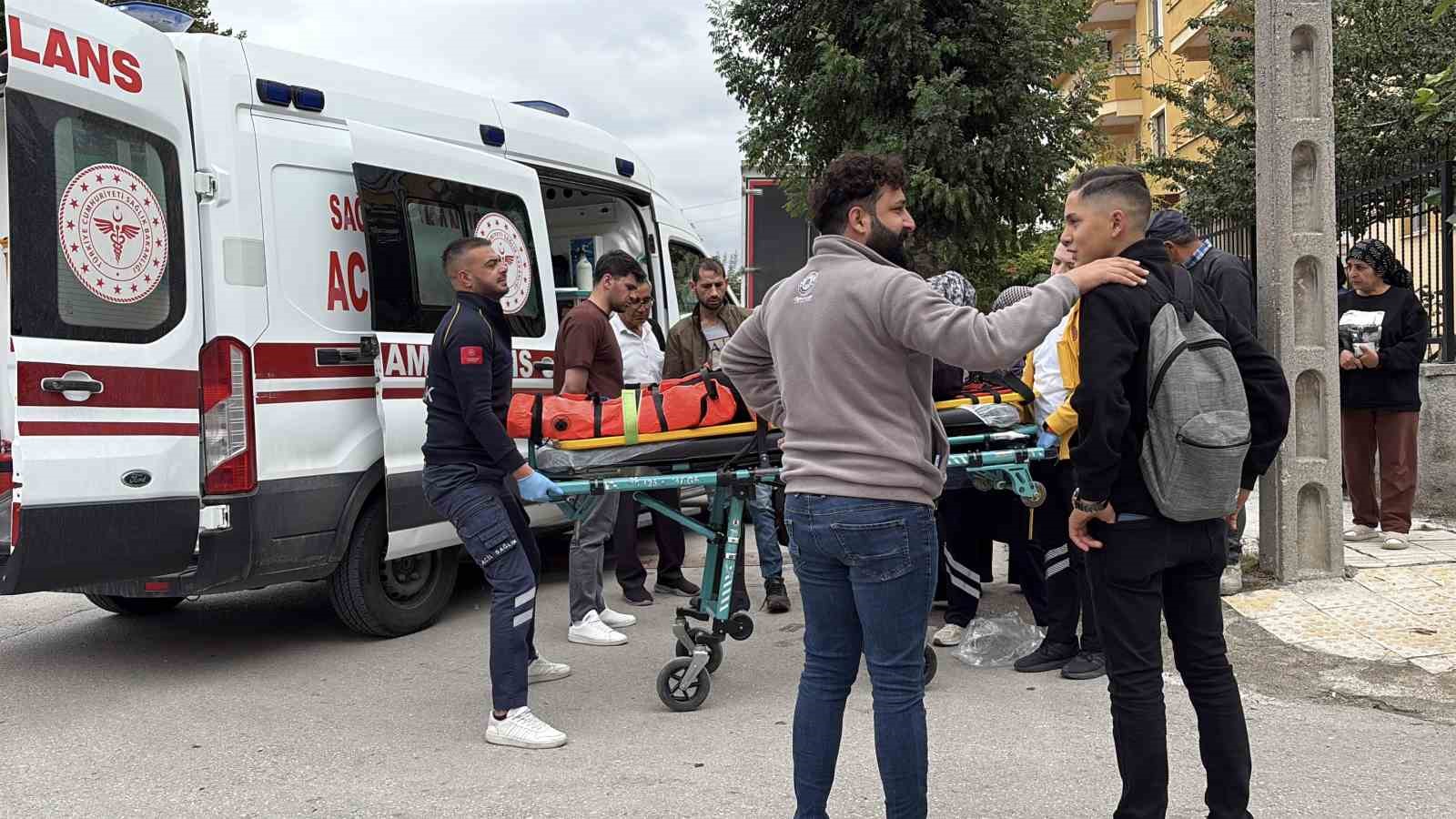 corumda-hafif-ticari-arac-ile-elektrikli-motosiklet-carpisti-1i-cocuk-2-yarali