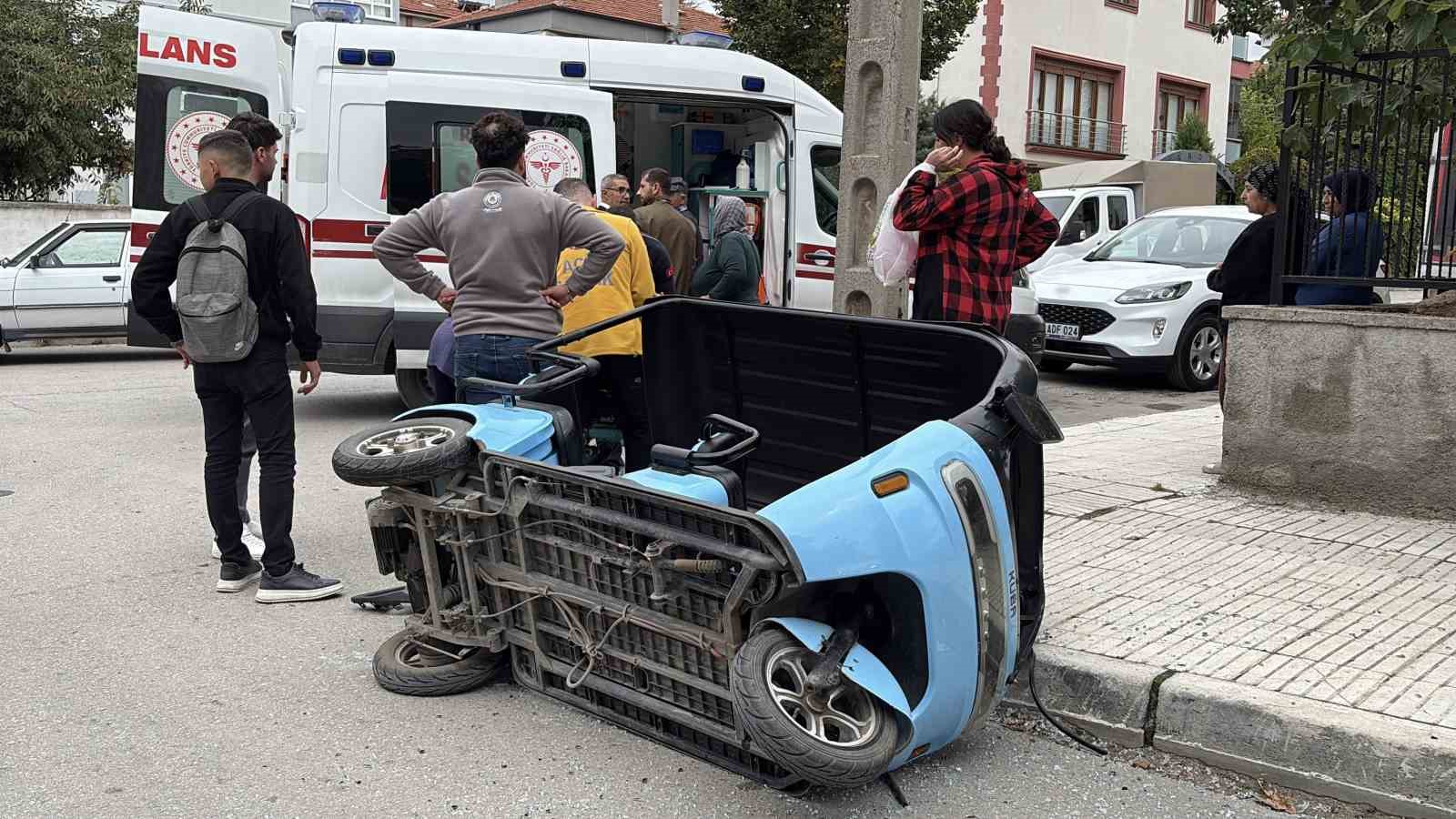 corumda-hafif-ticari-arac-ile-elektrikli-motosiklet-carpisti-1i-cocuk-2-yarali