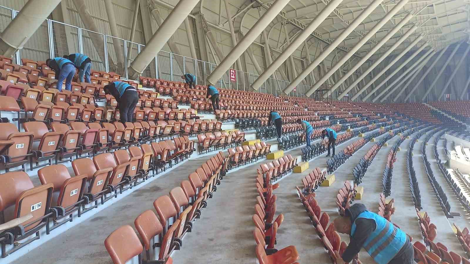 corumda-yukumlulerden-spor-tesislerindeki-ve-okullardaki-temizlik-onarim-calismalarina-buyuk-destek