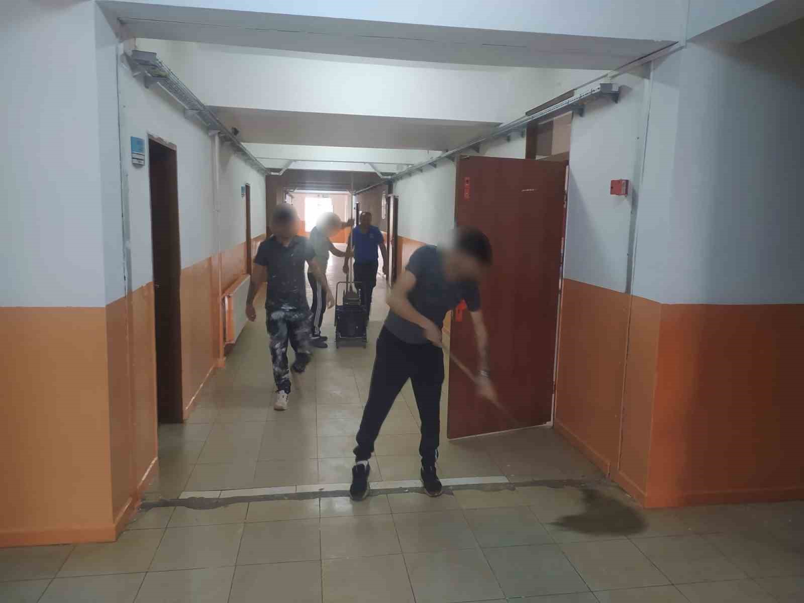 corumda-yukumlulerden-spor-tesislerindeki-ve-okullardaki-temizlik-onarim-calismalarina-buyuk-destek