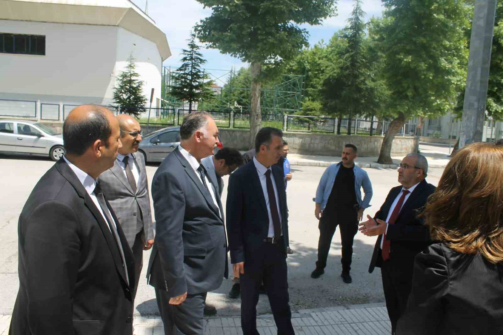 corumda-yukumlulerden-spor-tesislerindeki-ve-okullardaki-temizlik-onarim-calismalarina-buyuk-destek