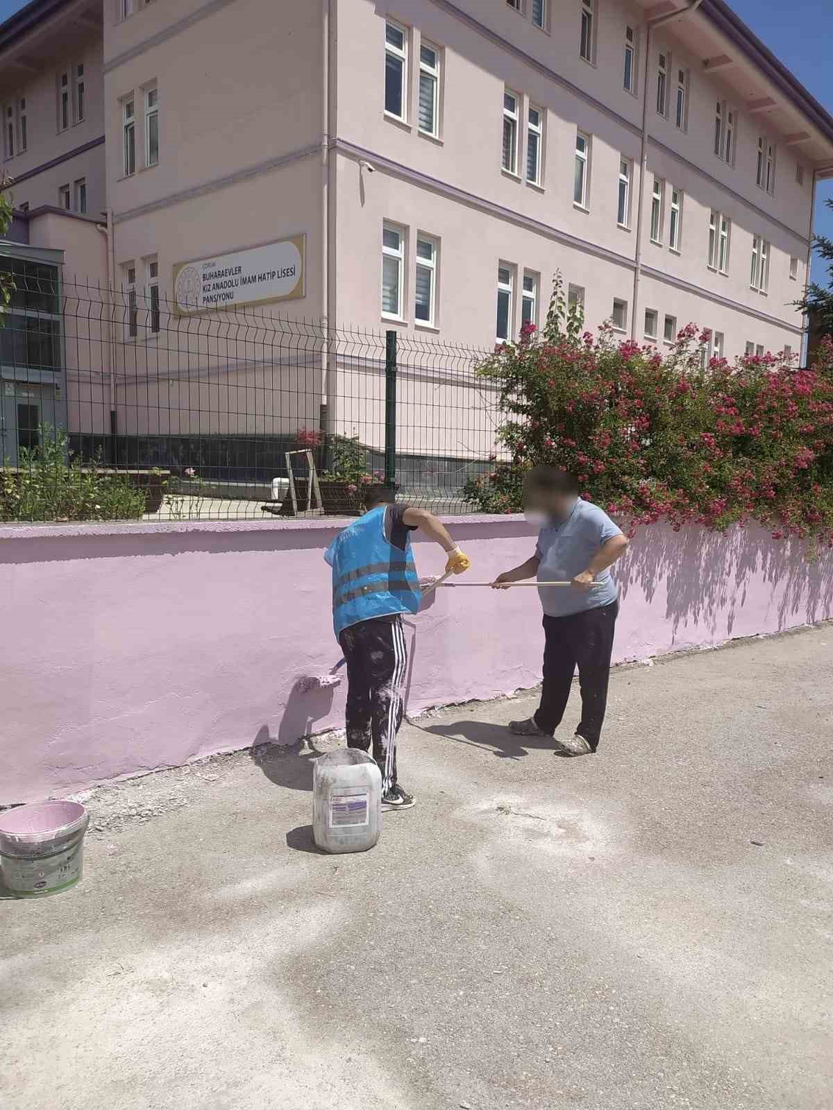 corumda-yukumlulerden-spor-tesislerindeki-ve-okullardaki-temizlik-onarim-calismalarina-buyuk-destek