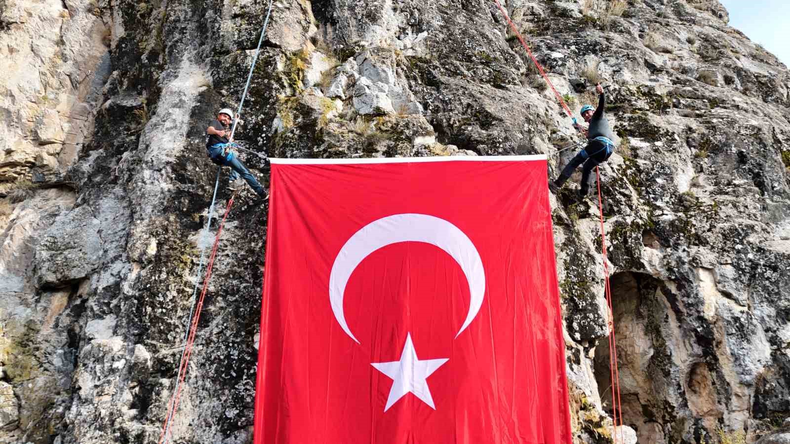 dagcilar-kayalikta-dev-turk-bayragini-dalgalandirdi