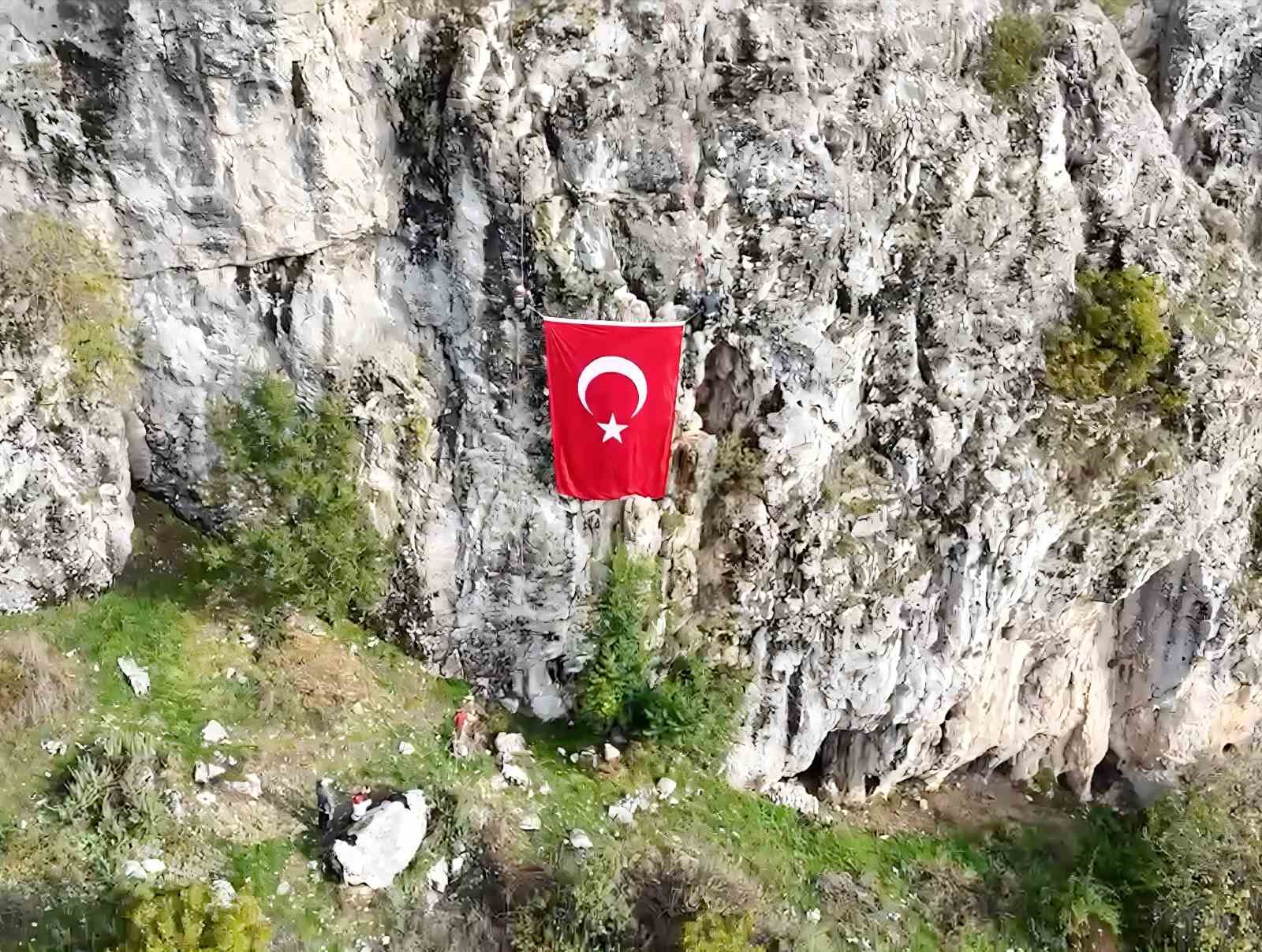 dagcilar-kayalikta-dev-turk-bayragini-dalgalandirdi