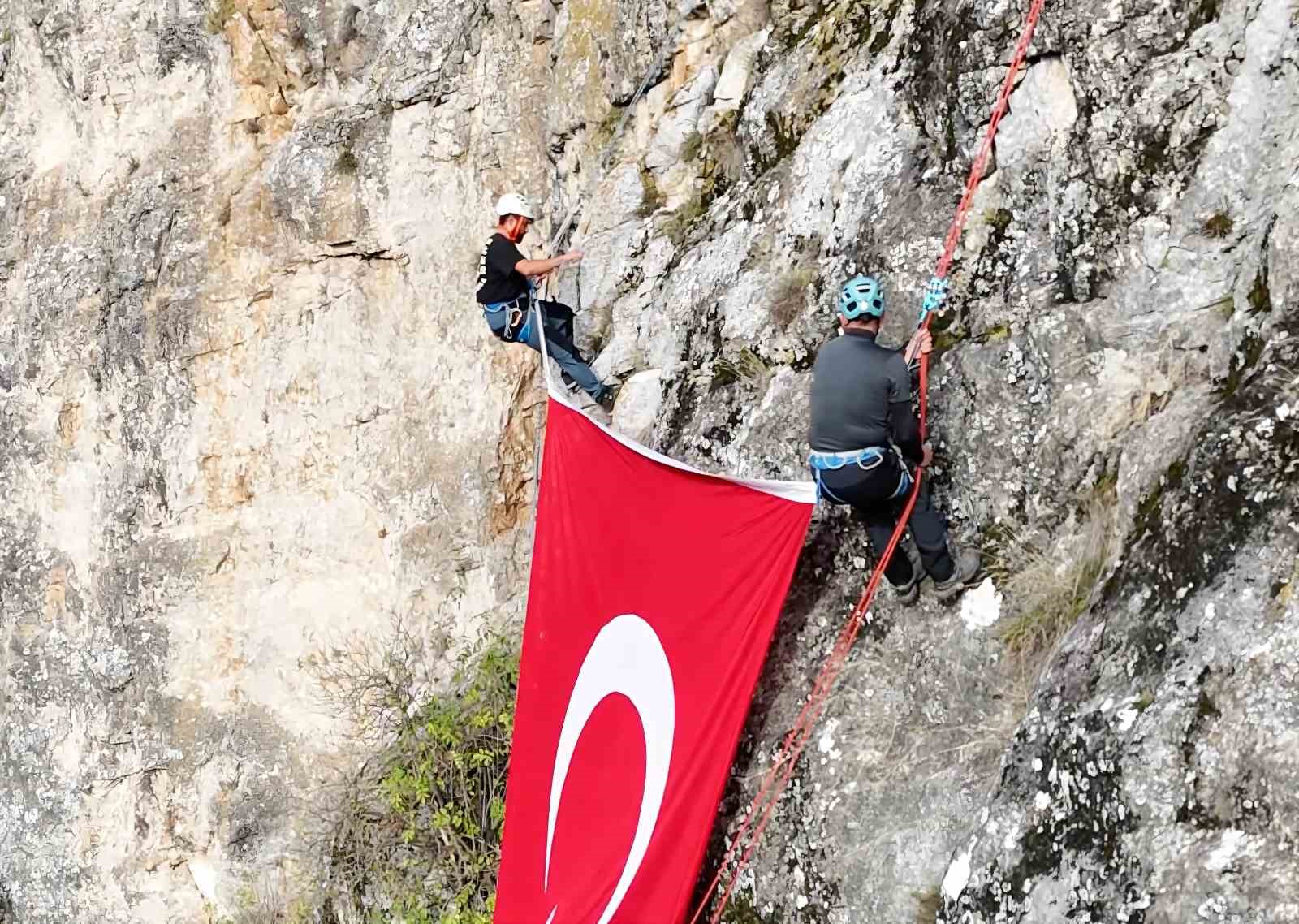 dagcilar-kayalikta-dev-turk-bayragini-dalgalandirdi