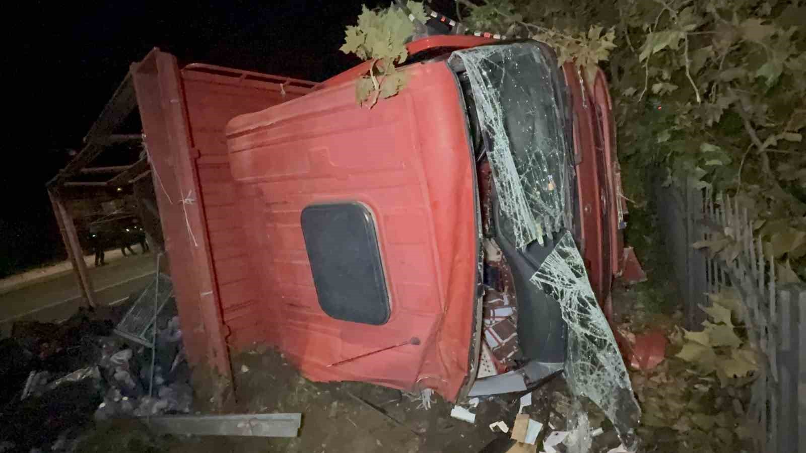 devrilen-kamyondaki-10-ton-kapya-biber-yola-sacildi-2-yarali