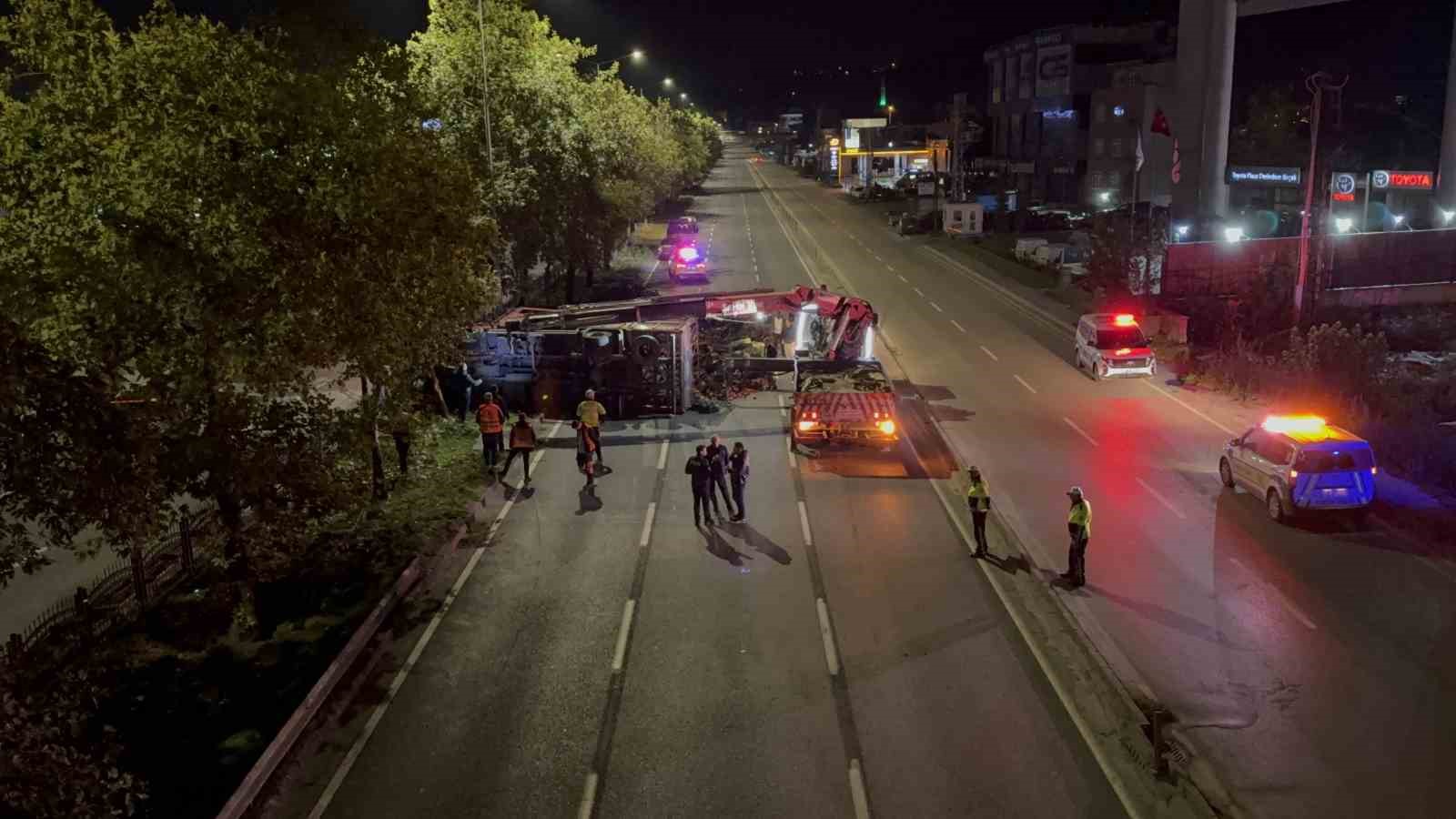devrilen-kamyondaki-10-ton-kapya-biber-yola-sacildi-2-yarali