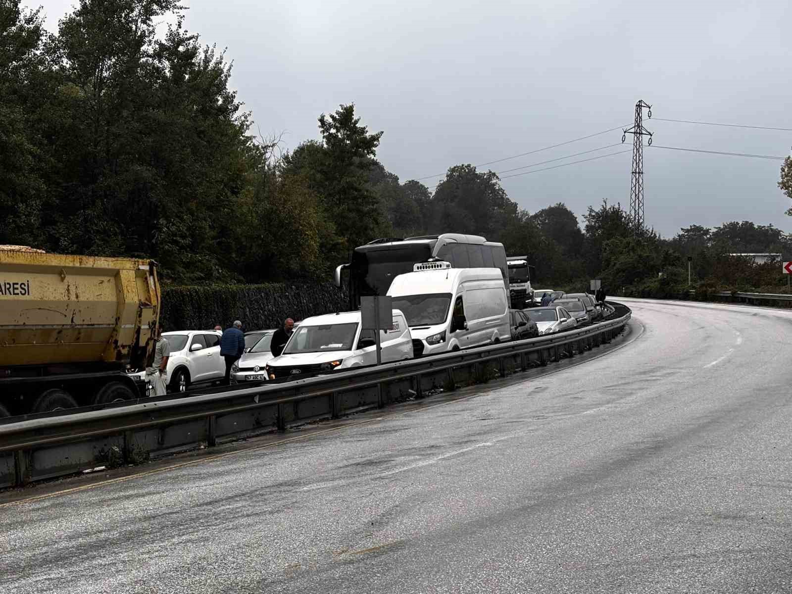 duzce-d-655-karayolunda-makaslayan-tir-yolu-trafige-kapatti