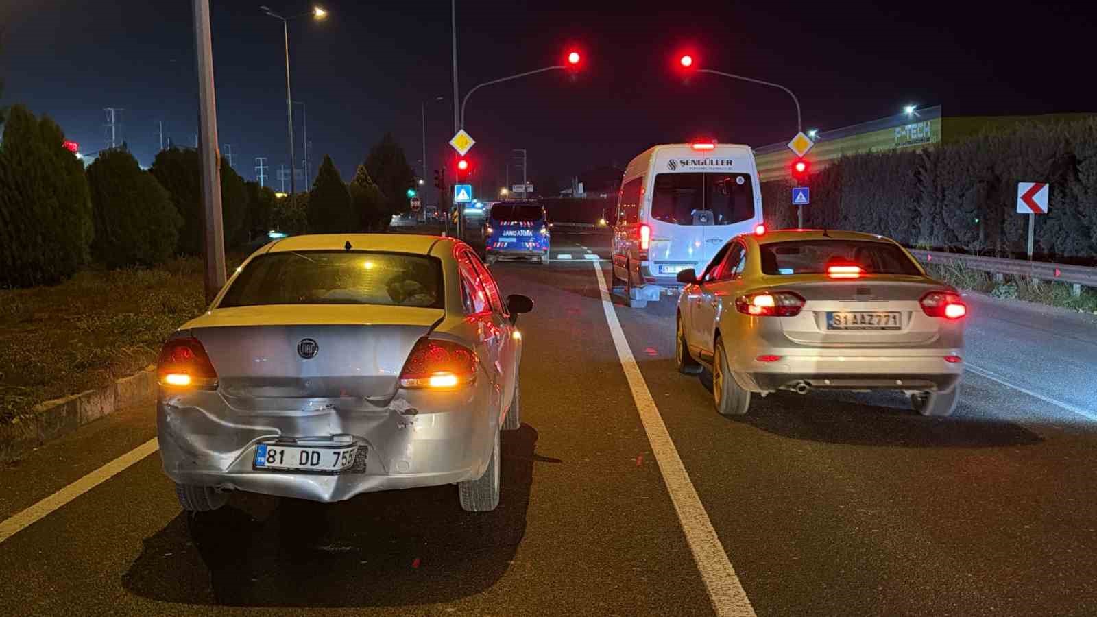 duzcede-isiklarda-iki-arac-carpisti-2-yarali