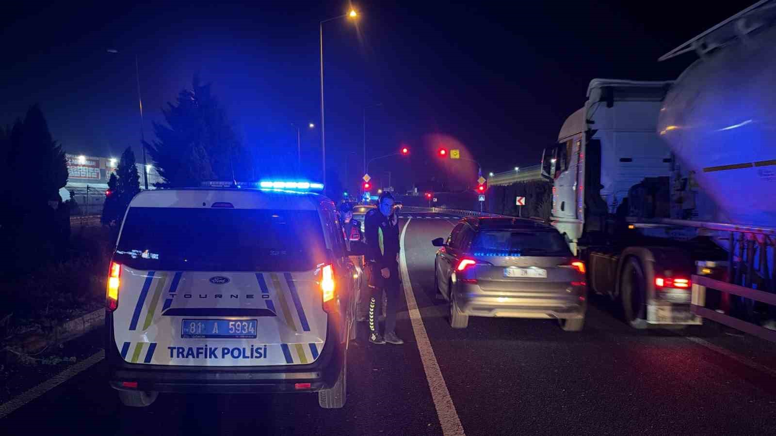 duzcede-isiklarda-iki-arac-carpisti-2-yarali