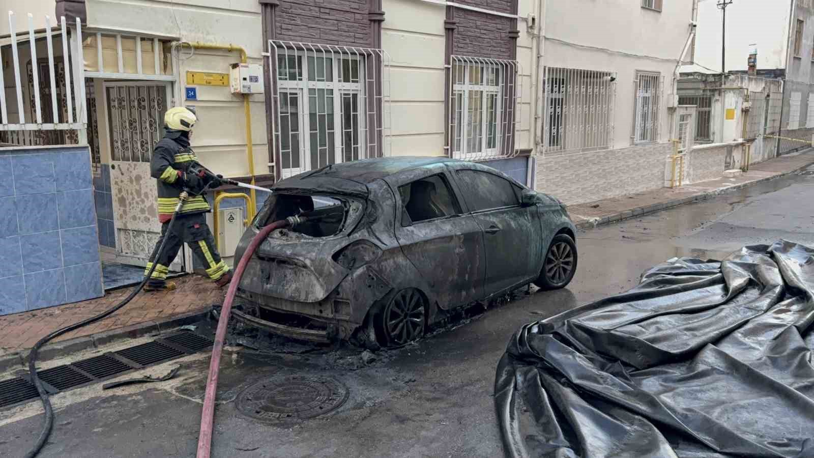 elektrikli-otomobil-alev-alev-yandi-yangin-ani-kamerada