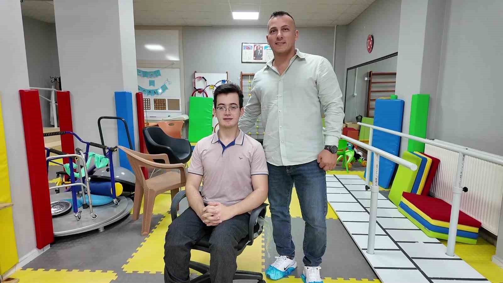 engelli-gencin-azim-dolu-hikayesi-yurumeyi-basardi-tip-fakultesini-tam-burslu-kazandi