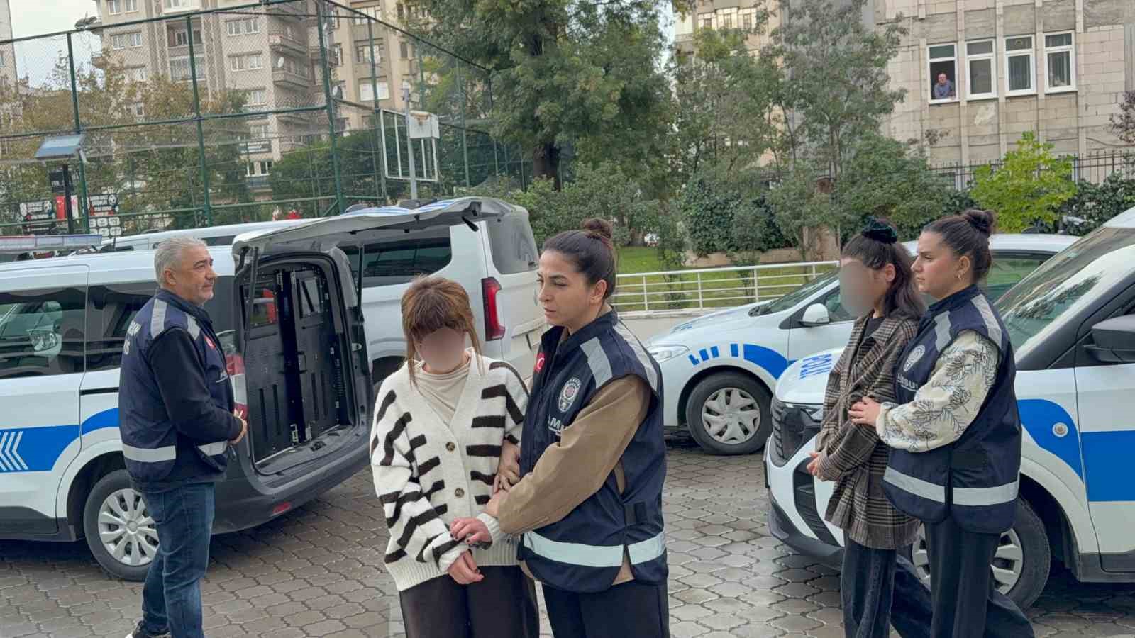 esiyle-iliskisi-oldugunu-iddia-ettigi-kadini-kardesleriyle-darbetti-3-kiz-kardese-gozalti