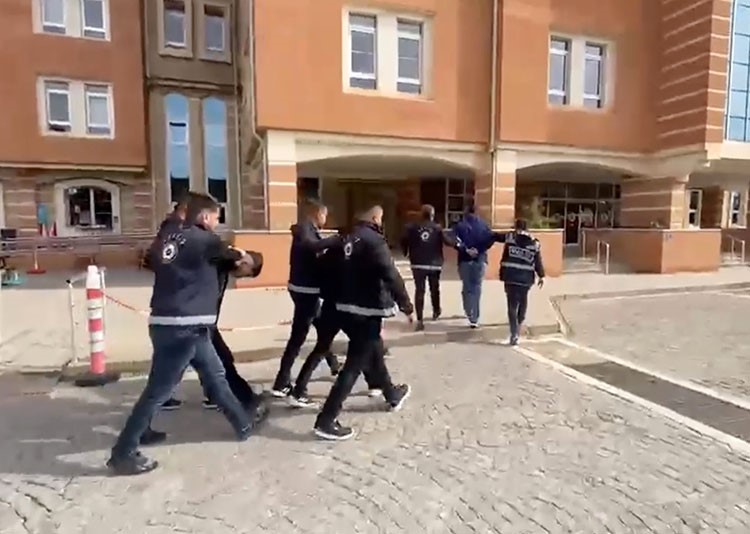 etek-giyip-is-yeri-kursunladilar-polis-ekiplerinden-kacamadilar